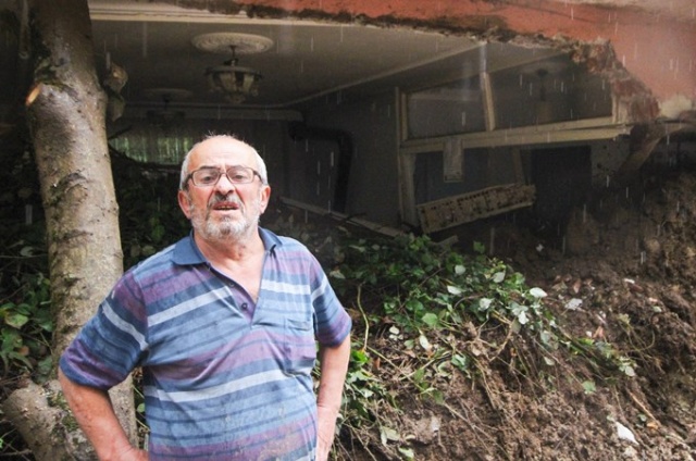 Heyelan vuran evini demir çubuklarla ayakta tutmaya çalışıyor. 3