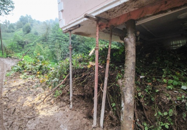 Heyelan vuran evini demir çubuklarla ayakta tutmaya çalışıyor. 11