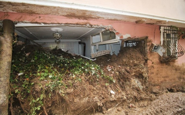 Heyelan vuran evini demir çubuklarla ayakta tutmaya çalışıyor. 9