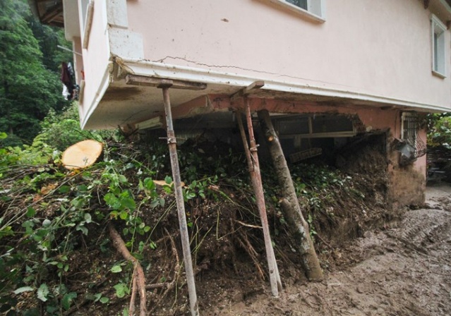 Heyelan vuran evini demir çubuklarla ayakta tutmaya çalışıyor. 8