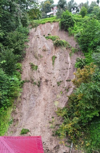 Heyelan vuran evini demir çubuklarla ayakta tutmaya çalışıyor. 6