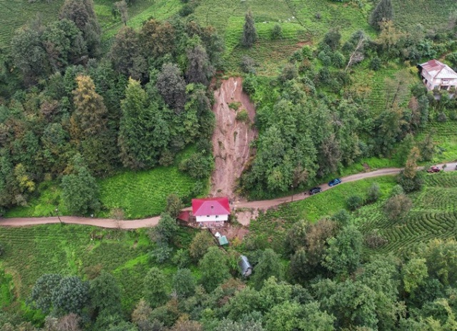 Heyelan vuran evini demir çubuklarla ayakta tutmaya çalışıyor. 2