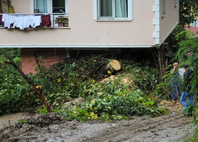 Heyelan vuran evini demir çubuklarla ayakta tutmaya çalışıyor. 4