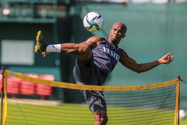 Trabzonspor'da Nwakaeme eldivenleri giydi 15