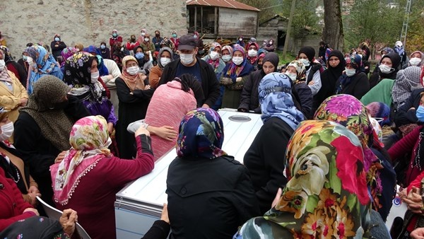 Şalpazarı Otobüs kazasında hayatını kaybedenlere ağladı 11