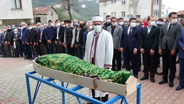 Şalpazarı Otobüs kazasında hayatını kaybedenlere ağladı 12