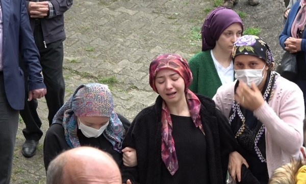 Şalpazarı Otobüs kazasında hayatını kaybedenlere ağladı 5