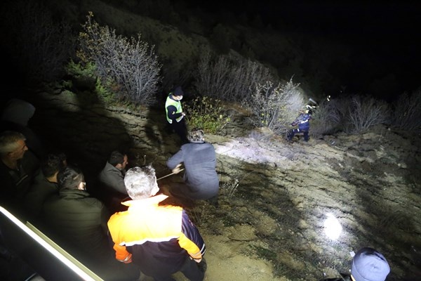 Gümüşhane’de kamyonet uçuruma yuvarlandı: 2 ölü, 1 yaralı 5