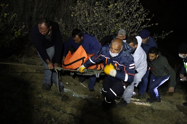 Gümüşhane’de kamyonet uçuruma yuvarlandı: 2 ölü, 1 yaralı 9