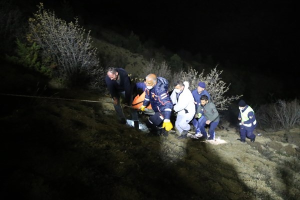 Gümüşhane’de kamyonet uçuruma yuvarlandı: 2 ölü, 1 yaralı 8