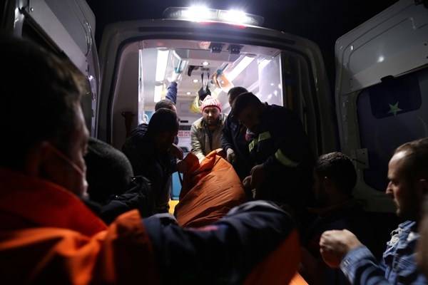 Gümüşhane’de kamyonet uçuruma yuvarlandı: 2 ölü, 1 yaralı 6