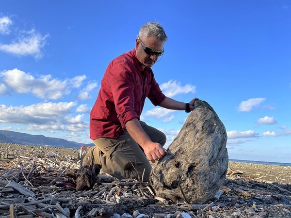 Karadeniz kıyısından topladığı ağaç parçalarını sanat eserine dönüştürüyor 6