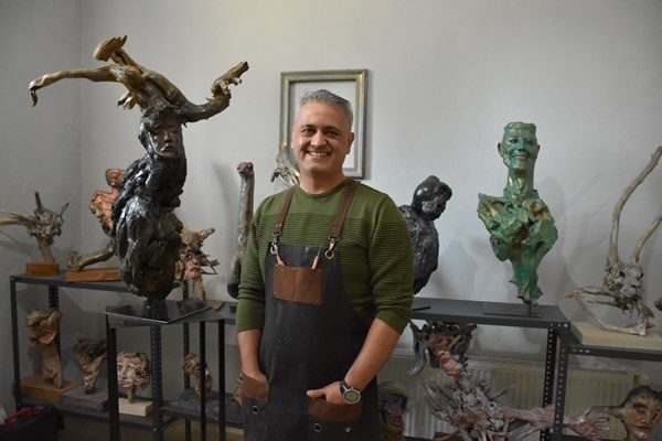 Karadeniz kıyısından topladığı ağaç parçalarını sanat eserine dönüştürüyor 2