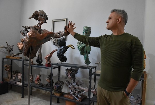 Karadeniz kıyısından topladığı ağaç parçalarını sanat eserine dönüştürüyor 12