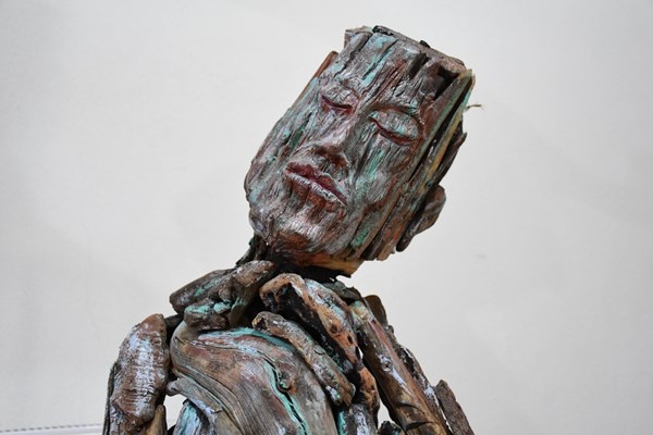 Karadeniz kıyısından topladığı ağaç parçalarını sanat eserine dönüştürüyor 13