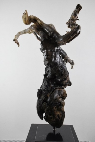 Karadeniz kıyısından topladığı ağaç parçalarını sanat eserine dönüştürüyor 10