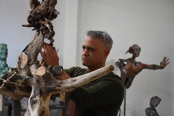 Karadeniz kıyısından topladığı ağaç parçalarını sanat eserine dönüştürüyor 23