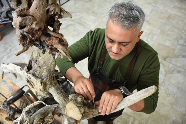 Karadeniz kıyısından topladığı ağaç parçalarını sanat eserine dönüştürüyor 29