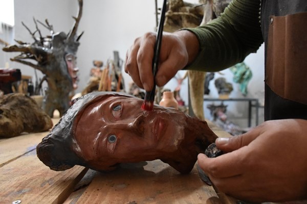 Karadeniz kıyısından topladığı ağaç parçalarını sanat eserine dönüştürüyor 25