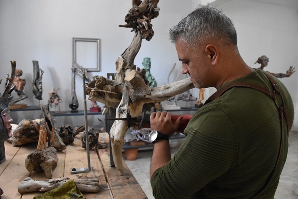 Karadeniz kıyısından topladığı ağaç parçalarını sanat eserine dönüştürüyor 27