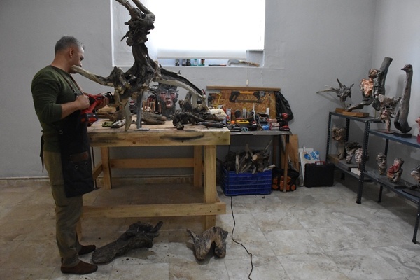 Karadeniz kıyısından topladığı ağaç parçalarını sanat eserine dönüştürüyor 30