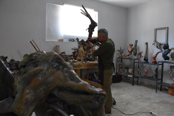 Karadeniz kıyısından topladığı ağaç parçalarını sanat eserine dönüştürüyor 24