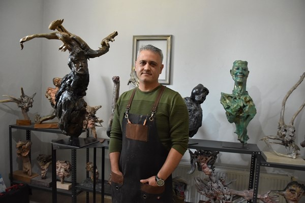 Karadeniz kıyısından topladığı ağaç parçalarını sanat eserine dönüştürüyor 26