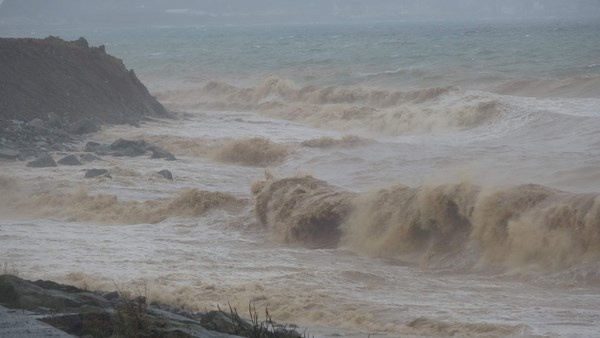 Trabzon'da fırtına! Uçak seferleri iptal, hamsi fiyatları fırladı 3
