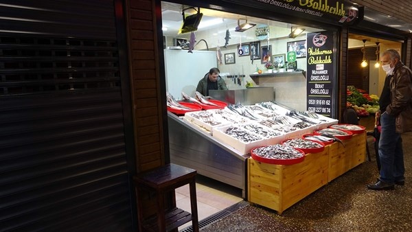 Trabzon'da fırtına! Uçak seferleri iptal, hamsi fiyatları fırladı 9