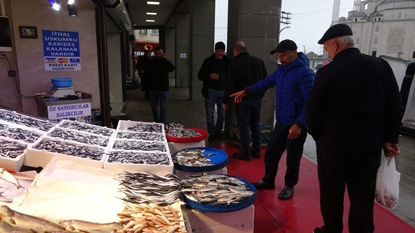 Trabzon'da fırtına! Uçak seferleri iptal, hamsi fiyatları fırladı 7