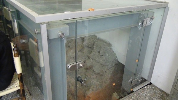 Trabzon'da 7 asırlık sur kalıntısına camekanlı koruma. Foto Haber 2