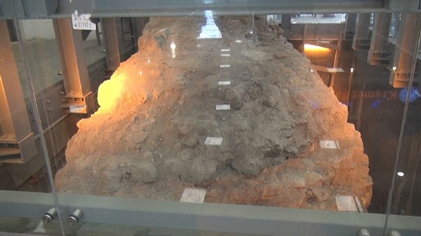 Trabzon'da 7 asırlık sur kalıntısına camekanlı koruma. Foto Haber 8