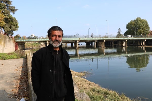 Görenleri şaşırtan dostluk! Trabzonlu kimsesiz adam elleriyle besliyor. 8