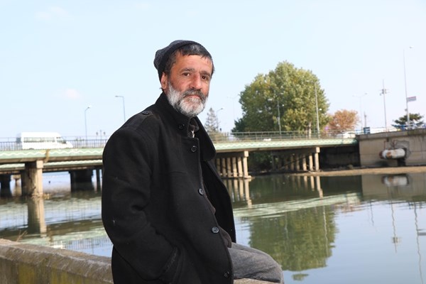 Görenleri şaşırtan dostluk! Trabzonlu kimsesiz adam elleriyle besliyor. 9