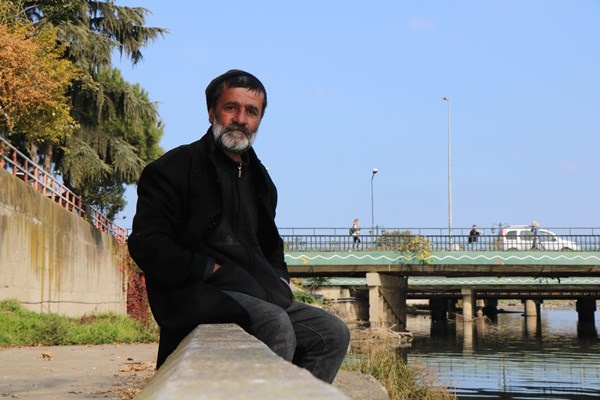 Görenleri şaşırtan dostluk! Trabzonlu kimsesiz adam elleriyle besliyor. 6