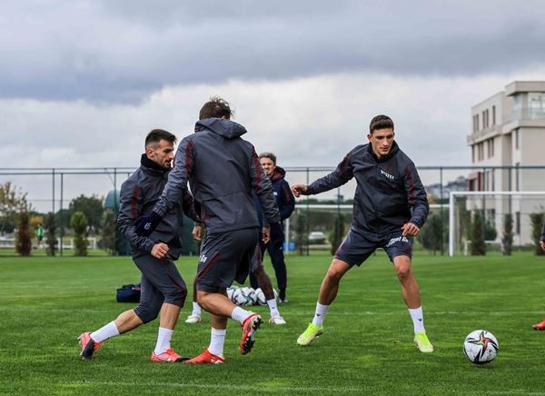 Trabzonspor'da neşeli antrenman! Un ve yumurtaya buladılar 25