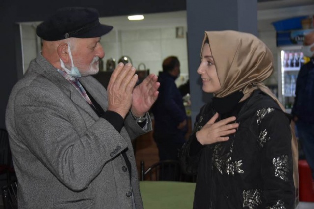 Bahar Ayvazoğlu esnaf ve vatandaşları dinledi. Foto Haber 2