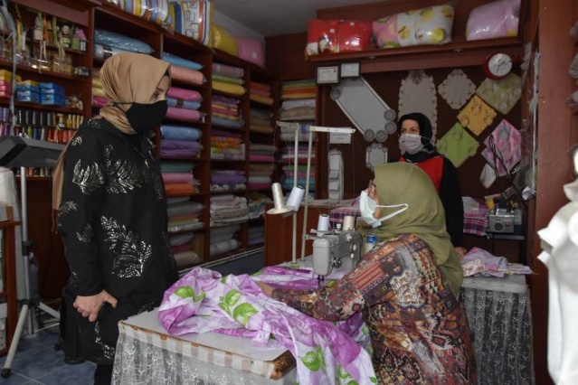 Bahar Ayvazoğlu esnaf ve vatandaşları dinledi. Foto Haber 12