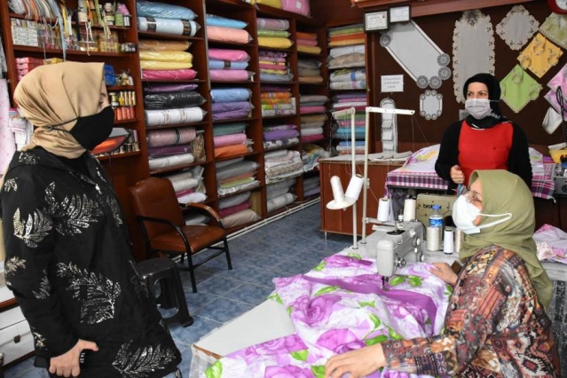 Bahar Ayvazoğlu esnaf ve vatandaşları dinledi. Foto Haber 19