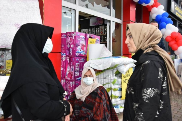 Bahar Ayvazoğlu esnaf ve vatandaşları dinledi. Foto Haber 10