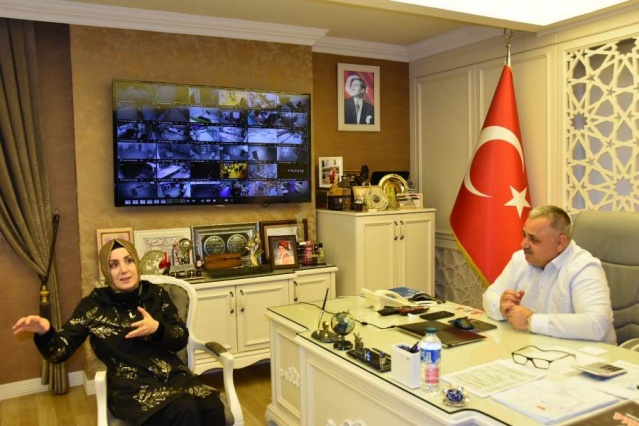 Bahar Ayvazoğlu esnaf ve vatandaşları dinledi. Foto Haber 8