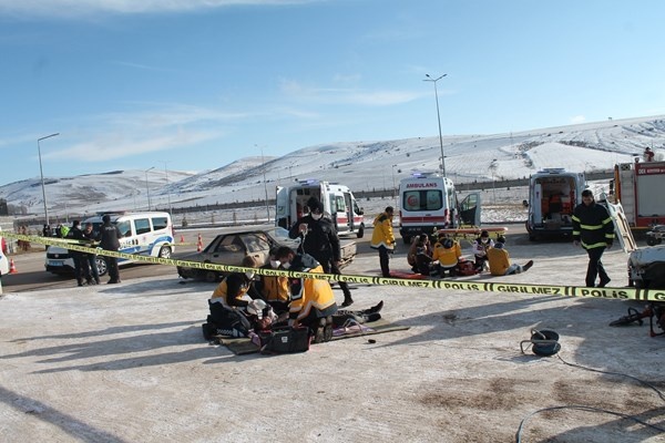 Dondurucu soğukta sağlık personeli ve üniversitesi öğrencilerden gerçeği aratmayan tatbikat 3