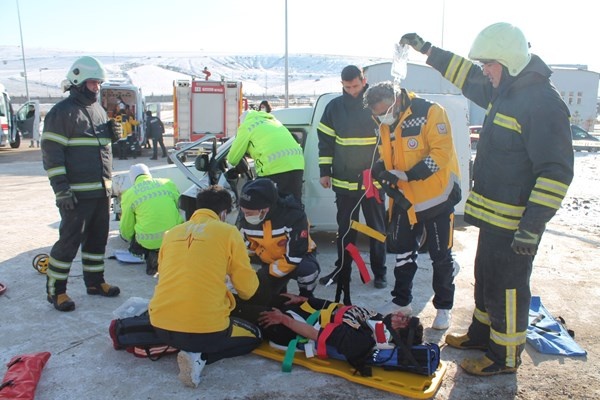 Dondurucu soğukta sağlık personeli ve üniversitesi öğrencilerden gerçeği aratmayan tatbikat 6