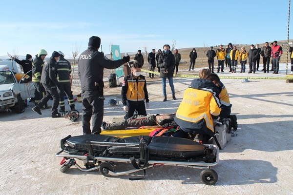 Dondurucu soğukta sağlık personeli ve üniversitesi öğrencilerden gerçeği aratmayan tatbikat 8