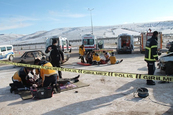Dondurucu soğukta sağlık personeli ve üniversitesi öğrencilerden gerçeği aratmayan tatbikat 5