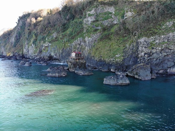 Artvin'de deniz kıyısındaki kayanın üzerine yapılan baraka dikkat çekiyor 7