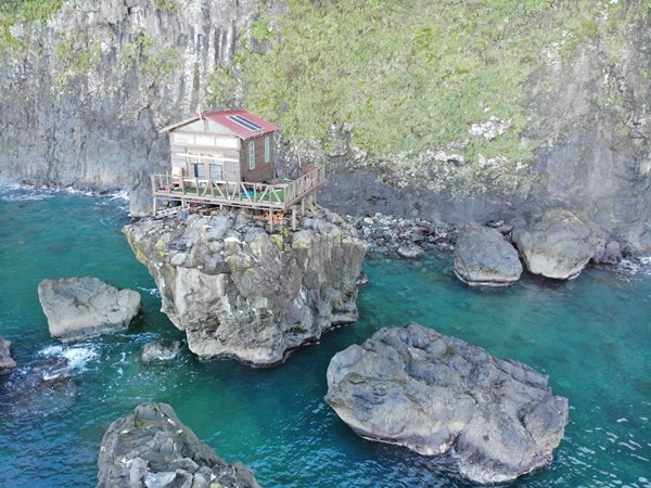 Artvin'de deniz kıyısındaki kayanın üzerine yapılan baraka dikkat çekiyor 8