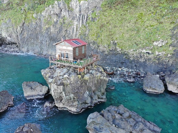 Artvin'de deniz kıyısındaki kayanın üzerine yapılan baraka dikkat çekiyor 10