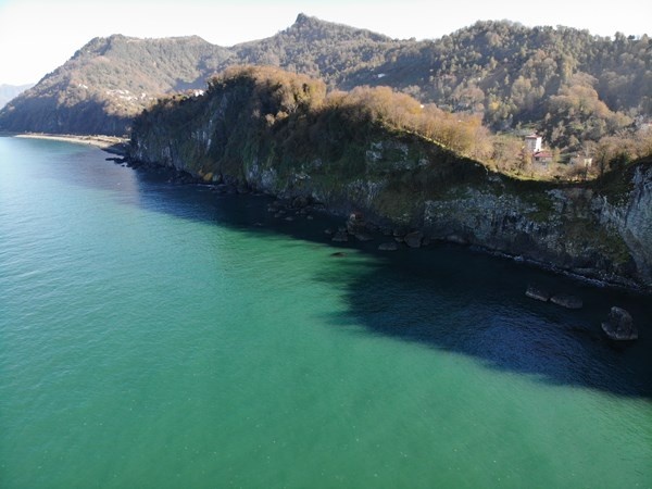 Artvin'de deniz kıyısındaki kayanın üzerine yapılan baraka dikkat çekiyor 3