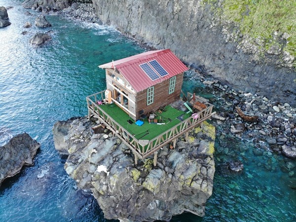 Artvin'de deniz kıyısındaki kayanın üzerine yapılan baraka dikkat çekiyor 6